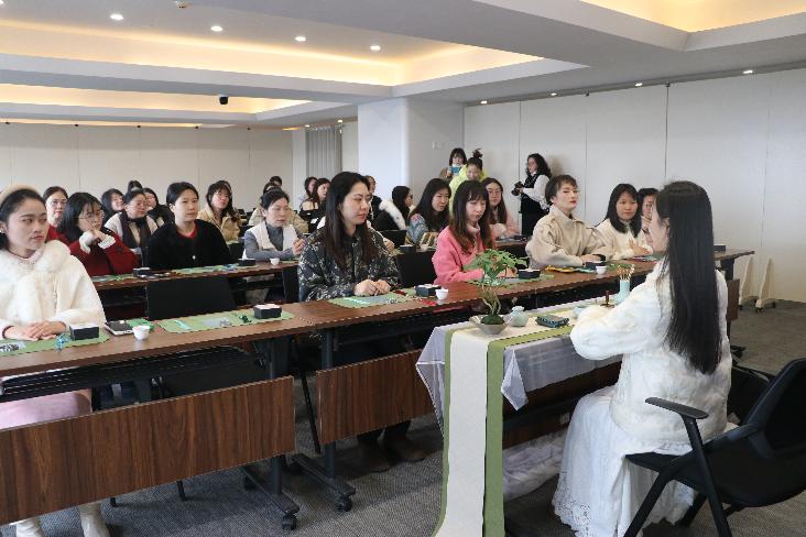 香韵芬芳 巾帼共庆——我院组织庆“三八”古法香牌手工制作活动